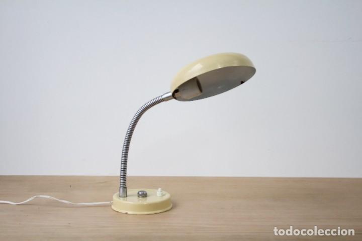 Vintage: L&aacute;mpara de mesa flexo. Beige. Vintage. - Foto 2