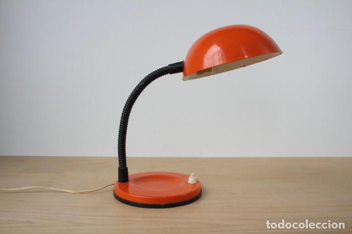 Vintage: L&aacute;mpara de mesa flexo. Naranja. Vintage. - Foto 2