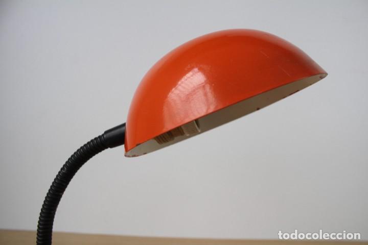 Vintage: L&aacute;mpara de mesa flexo. Naranja. Vintage. - Foto 5