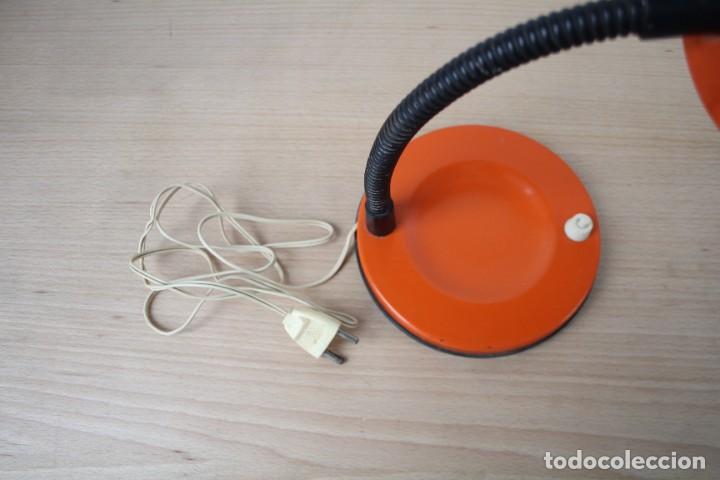 Vintage: L&aacute;mpara de mesa flexo. Naranja. Vintage. - Foto 8