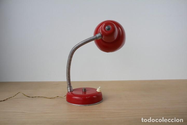 Vintage: L&aacute;mpara de mesa flexo. Rojo. Vintage. - Foto 2