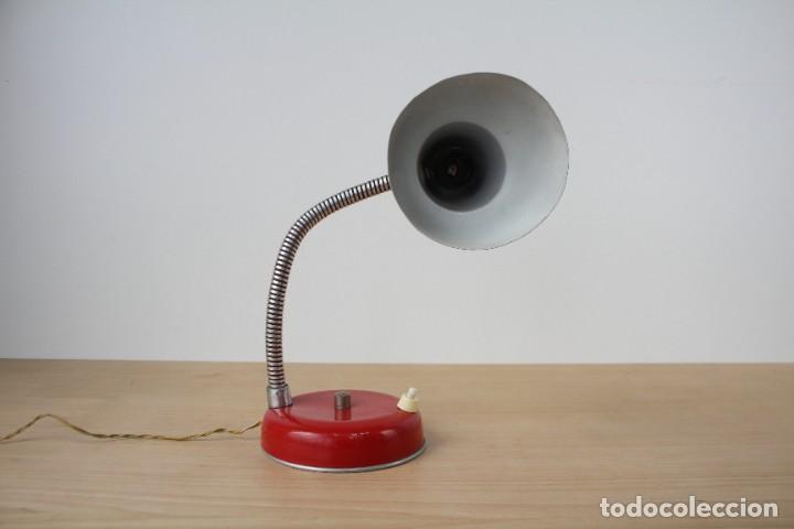 Vintage: L&aacute;mpara de mesa flexo. Rojo. Vintage. - Foto 3