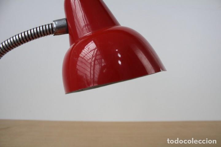 Vintage: L&aacute;mpara de mesa flexo. Rojo. Vintage. - Foto 4