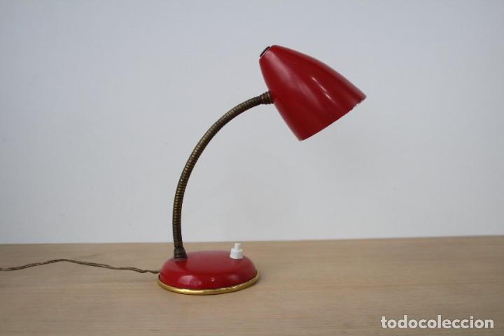 Vintage: L&aacute;mpara de mesa flexo. Rojo. Vintage. - Foto 2