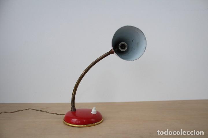 Vintage: L&aacute;mpara de mesa flexo. Rojo. Vintage. - Foto 3