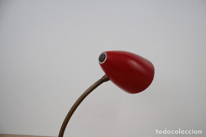 Vintage: L&aacute;mpara de mesa flexo. Rojo. Vintage. - Foto 5