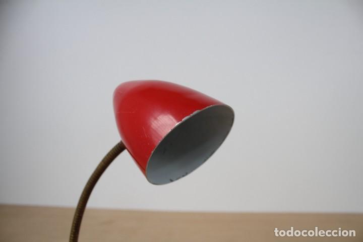 Vintage: L&aacute;mpara de mesa flexo. Rojo. Vintage. - Foto 9