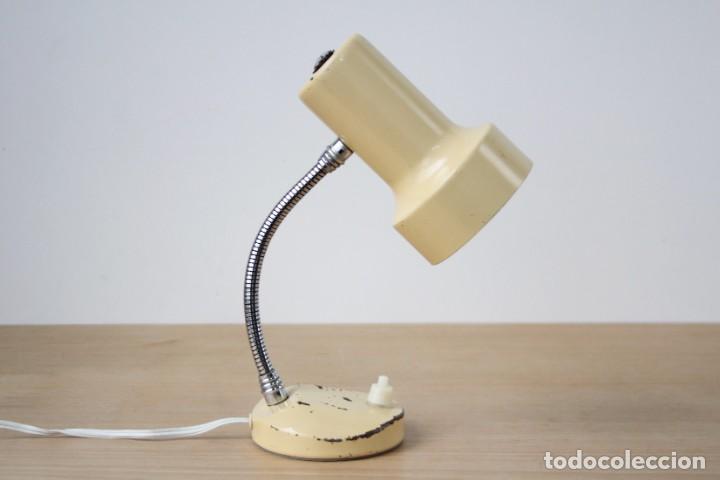 Vintage: Peque&ntilde;a l&aacute;mpara de mesa flexo. Beige. Marca Luxus.. - Foto 1