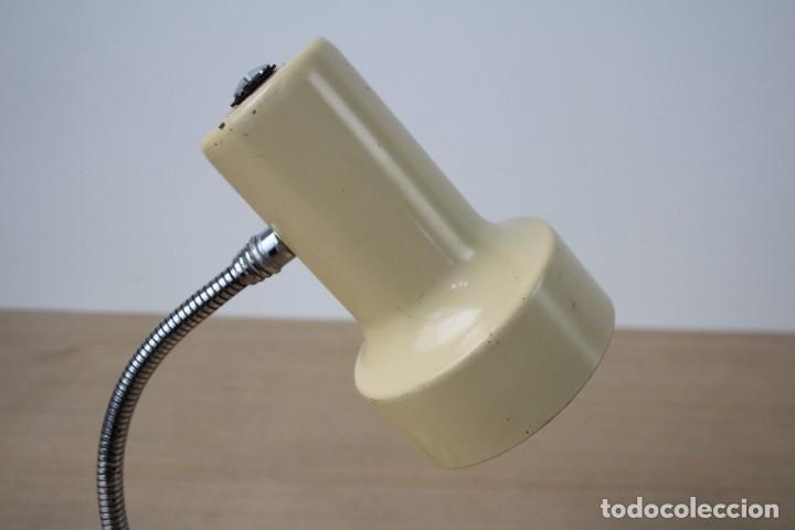 Vintage: Peque&ntilde;a l&aacute;mpara de mesa flexo. Beige. Marca Luxus.. - Foto 4