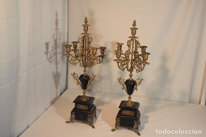 Vintage: PAREJA CANDELABROS BRONCE MARMOL 4 PIES - Foto 1