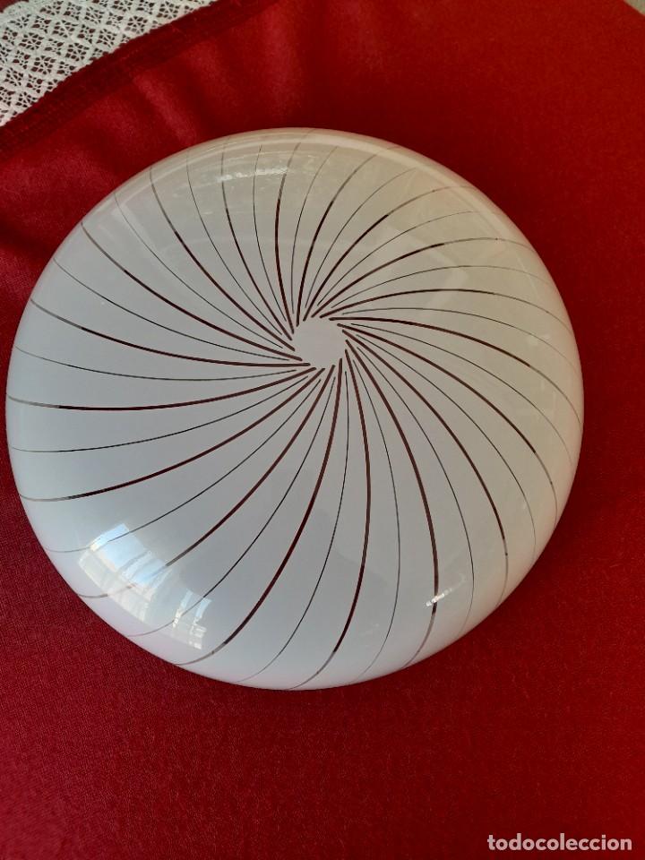 Vintage: Plaf&oacute;n de pl&aacute;stico con decoraci&oacute;n de rayas - Foto 1