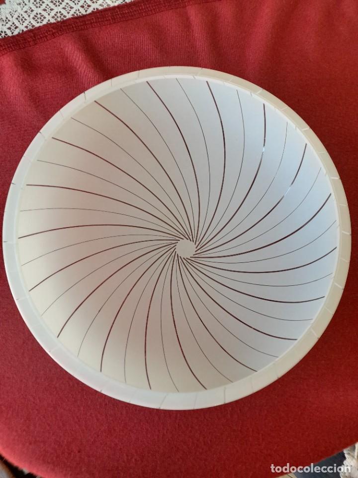 Vintage: Plaf&oacute;n de pl&aacute;stico con decoraci&oacute;n de rayas - Foto 2