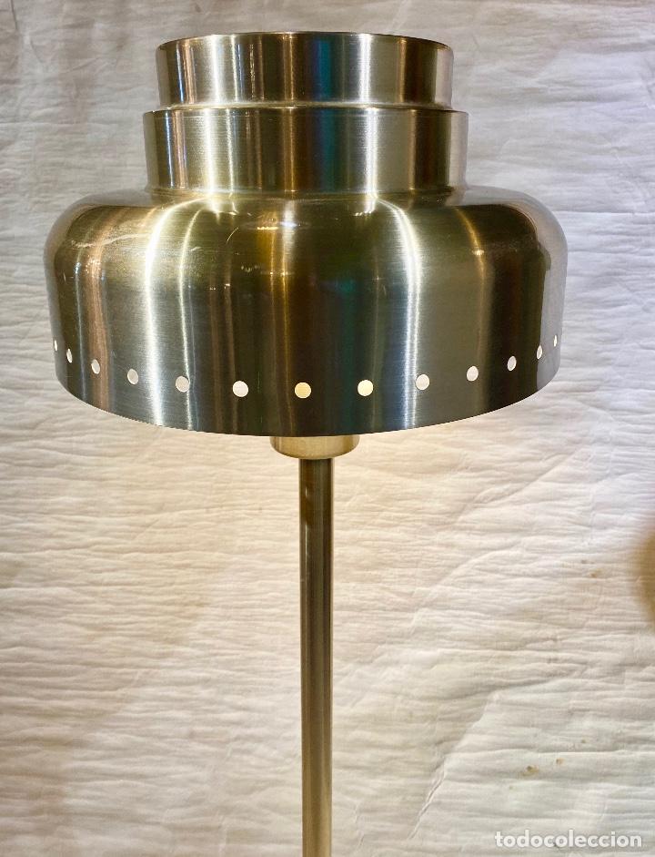 Vintage: L&aacute;mpara danesa de pie en metal dorado