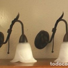 Vintage: PAREJA APLIQUES LAMPARAS DE PARED DE METAL CON TULIPAS PANTALLAS DE CRISTAL - PERFECTO ESTADO. Lote 358108740