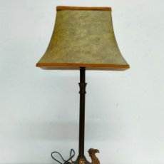 Vintage: LAMPARA DE SOBREMESA - DECORADA CON CAMELLO - VINTAGE. Lote 362250205