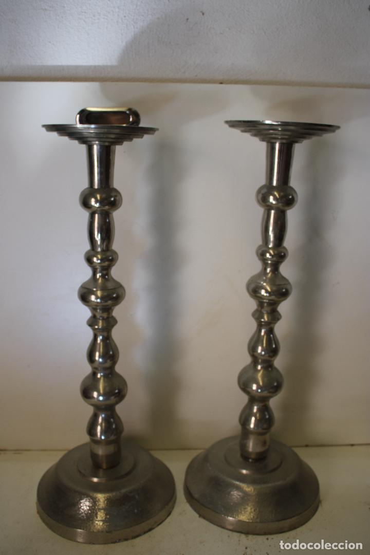 Vintage: 2 candelabros de metal - Foto 3