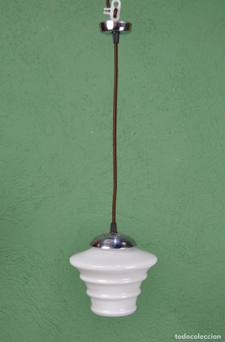 Vintage: L&aacute;mpara opalina blanca con lineas abajo - Foto 2