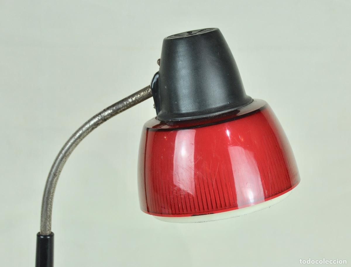Vintage: L&aacute;mpara de escritorio pl&aacute;stico rojo y blanco - Foto 2