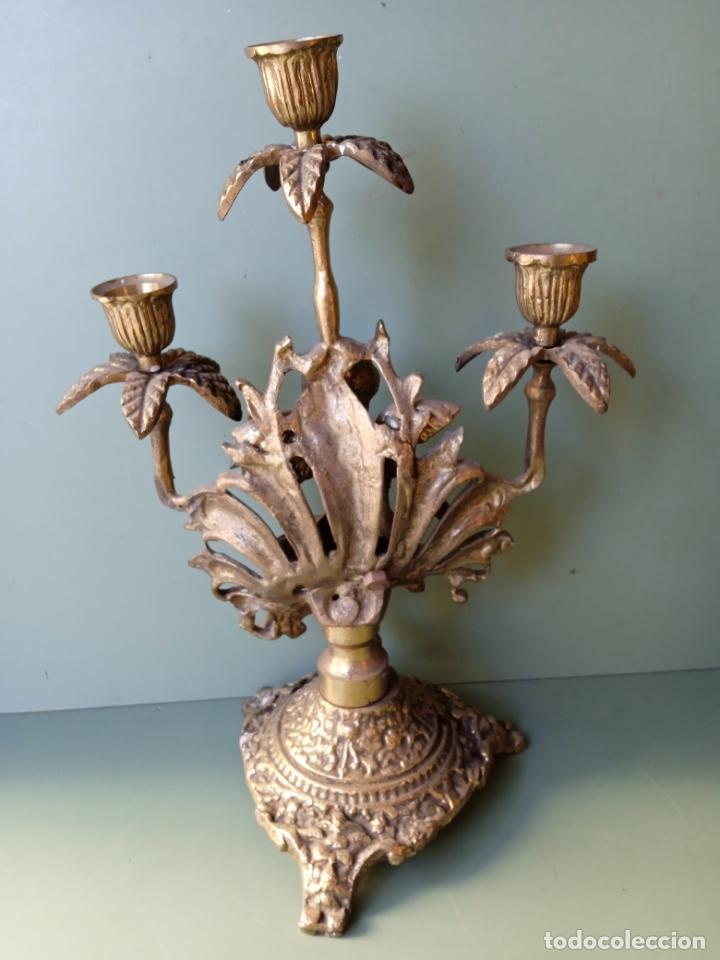 Vintage: PAREJA DE CANDELABROS DE BRONCE O LATON - Foto 5