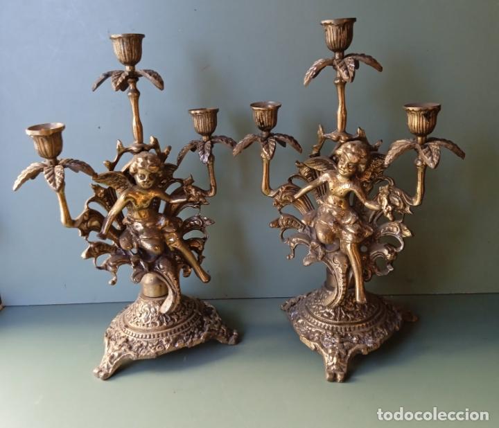 Vintage: PAREJA DE CANDELABROS DE BRONCE O LATON - Foto 1