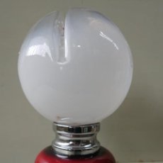 Vintage: LAMPARA VINTAGE DE SOBREMESA. CRISTAL, ACERO, ESMALTE ROJO