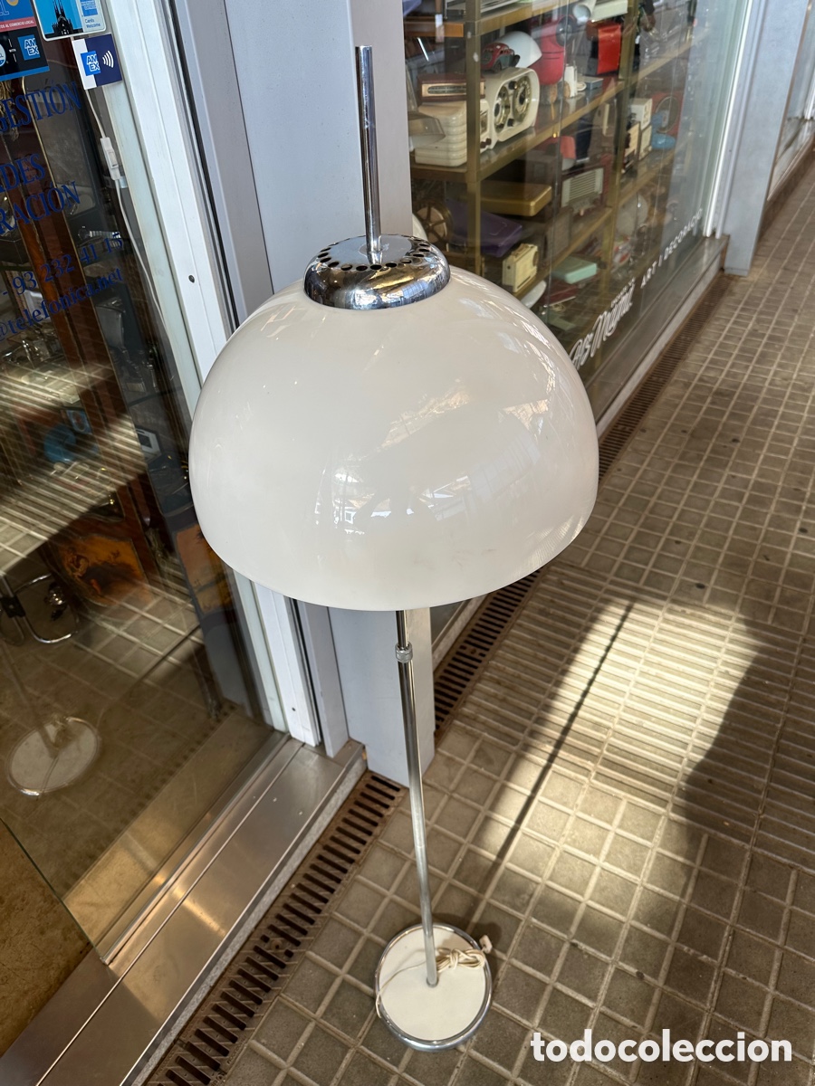 Vintage: LAMPARA DE PIE CROMADA CON GRAN PANTALLA PLASTICA DE LOS A&Ntilde;OS 70 - Foto 2