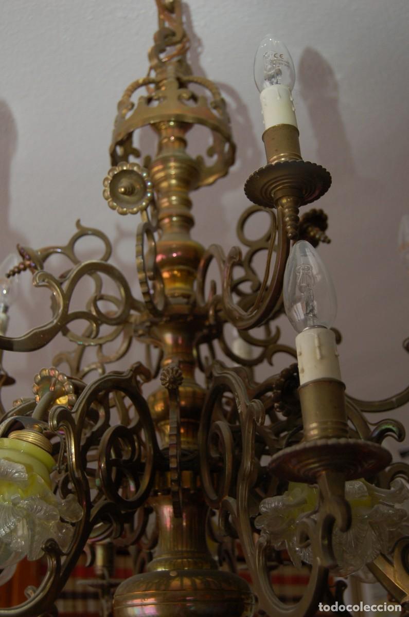 Vintage: LAMPARA DE TECHO EN BRONCE ADAPTADA A ELECTRICIDAD. - Foto 2