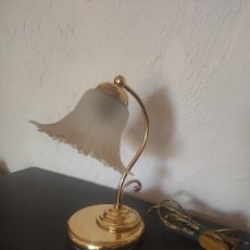 Vintage: BONITA LAMPARA DE SOBREMESA DE LATON Y TULIPA OPACA, VINTAGE, 80S