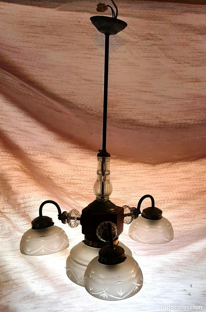Vintage: L&aacute;mpara antigua de tres brazos - Foto 1