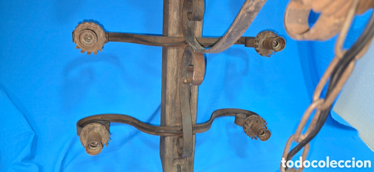Vintage: ANTIGUA LAMPARA ESTILO MEDIEVAL EN HIERRO Y MADERA - Foto 2