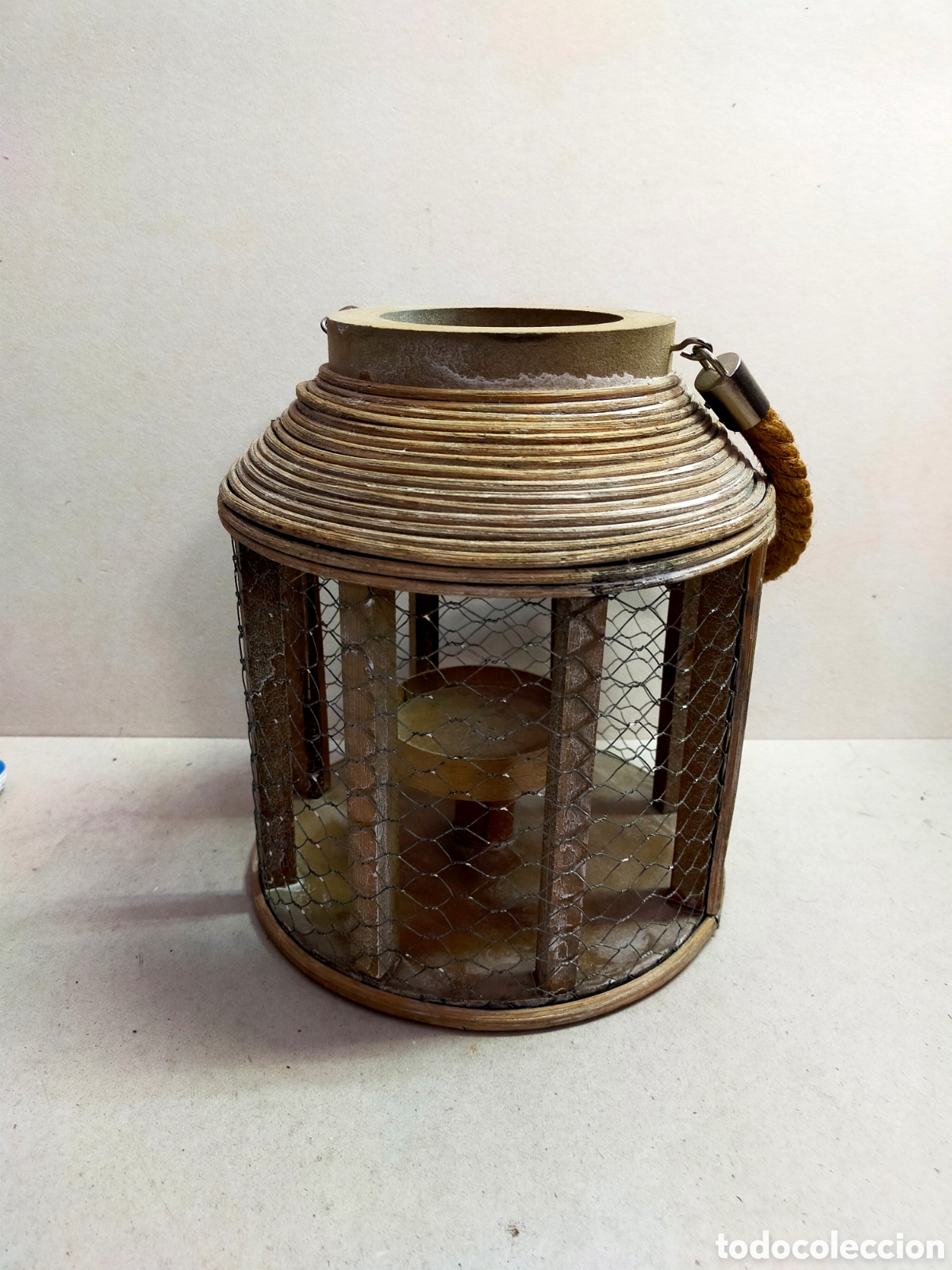 Vintage: LAMPARA FAROL EN MADERA, MALLA Y CUERDA. - Foto 2