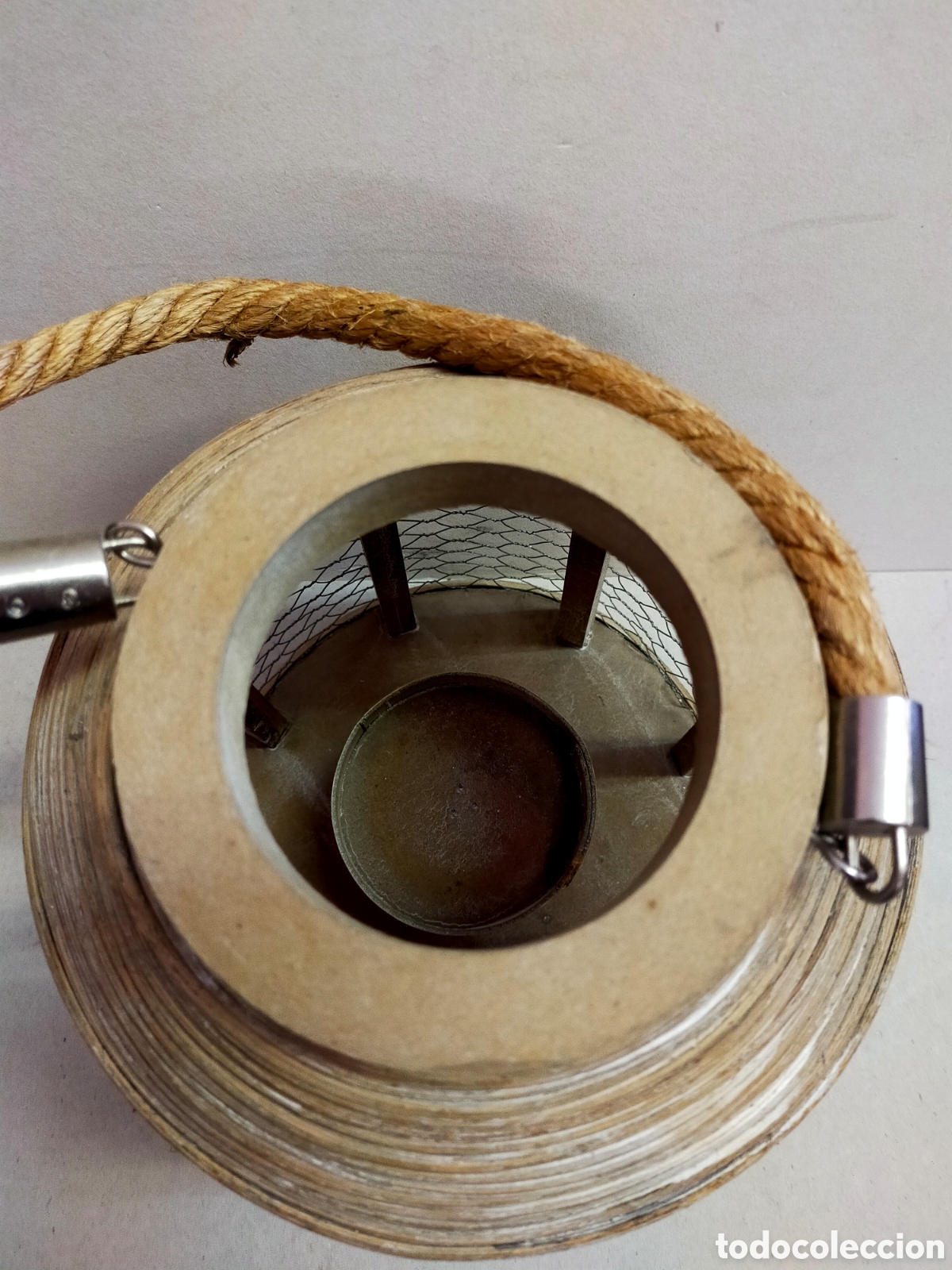 Vintage: LAMPARA FAROL EN MADERA, MALLA Y CUERDA. - Foto 4
