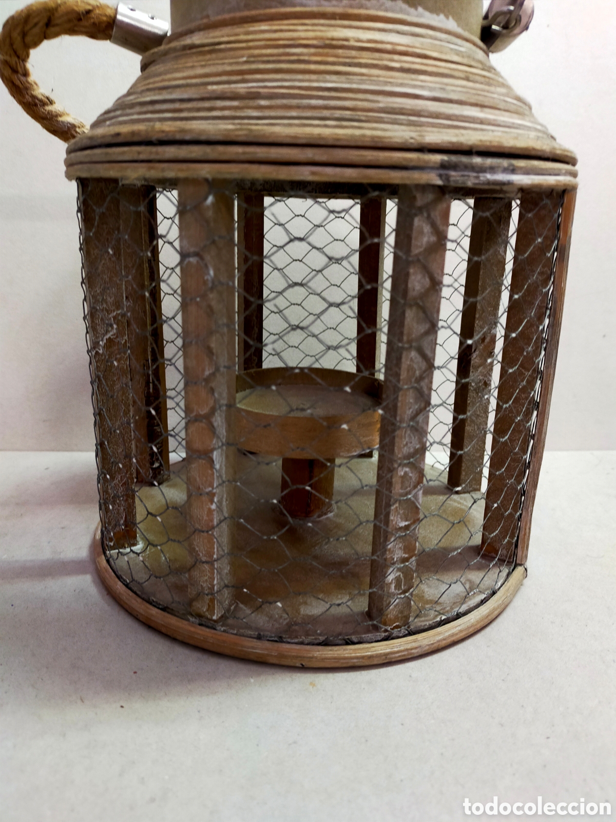 Vintage: LAMPARA FAROL EN MADERA, MALLA Y CUERDA. - Foto 5