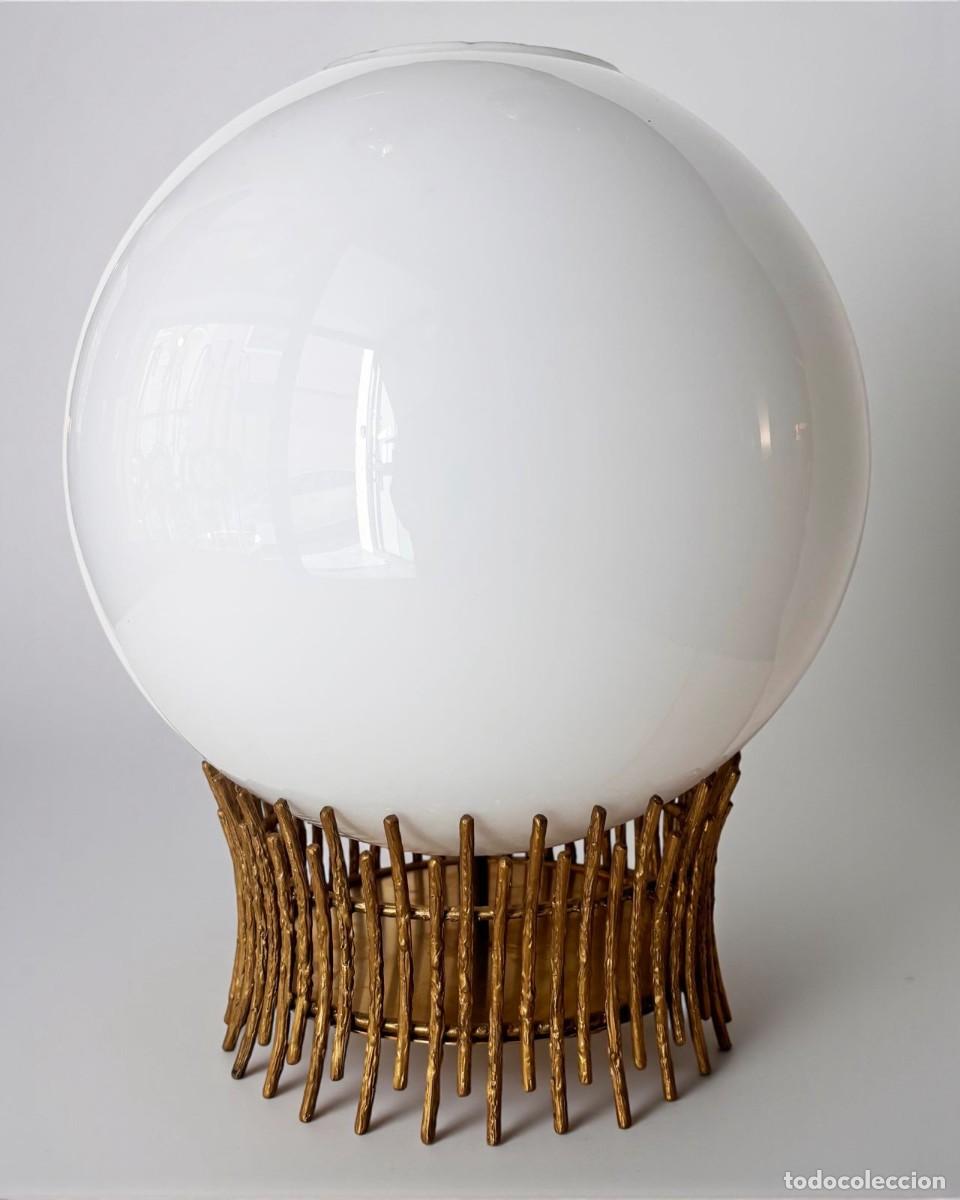 Vintage: Lampara de mesa con globo de opalina y base de bronce estilo brutalista - Foto 1