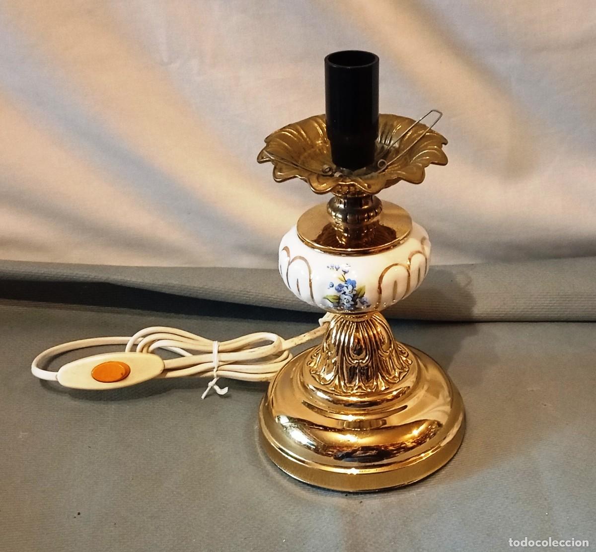 Vintage: L&aacute;mpara de mesa dorada y blanca. - Foto 1