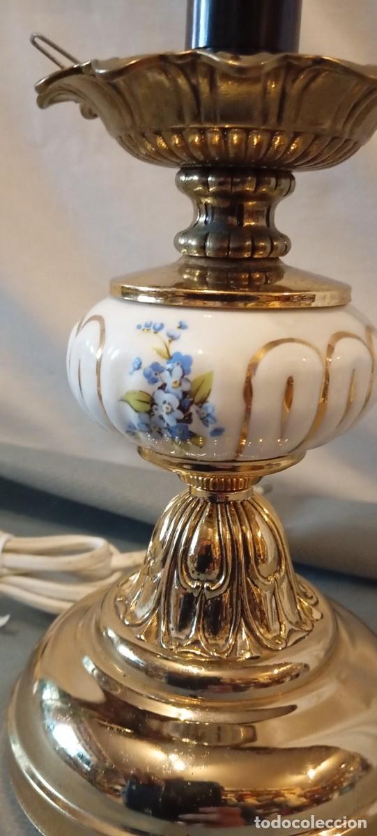 Vintage: L&aacute;mpara de mesa dorada y blanca. - Foto 3