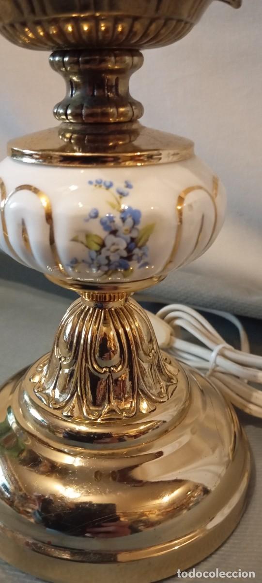 Vintage: L&aacute;mpara de mesa dorada y blanca. - Foto 4