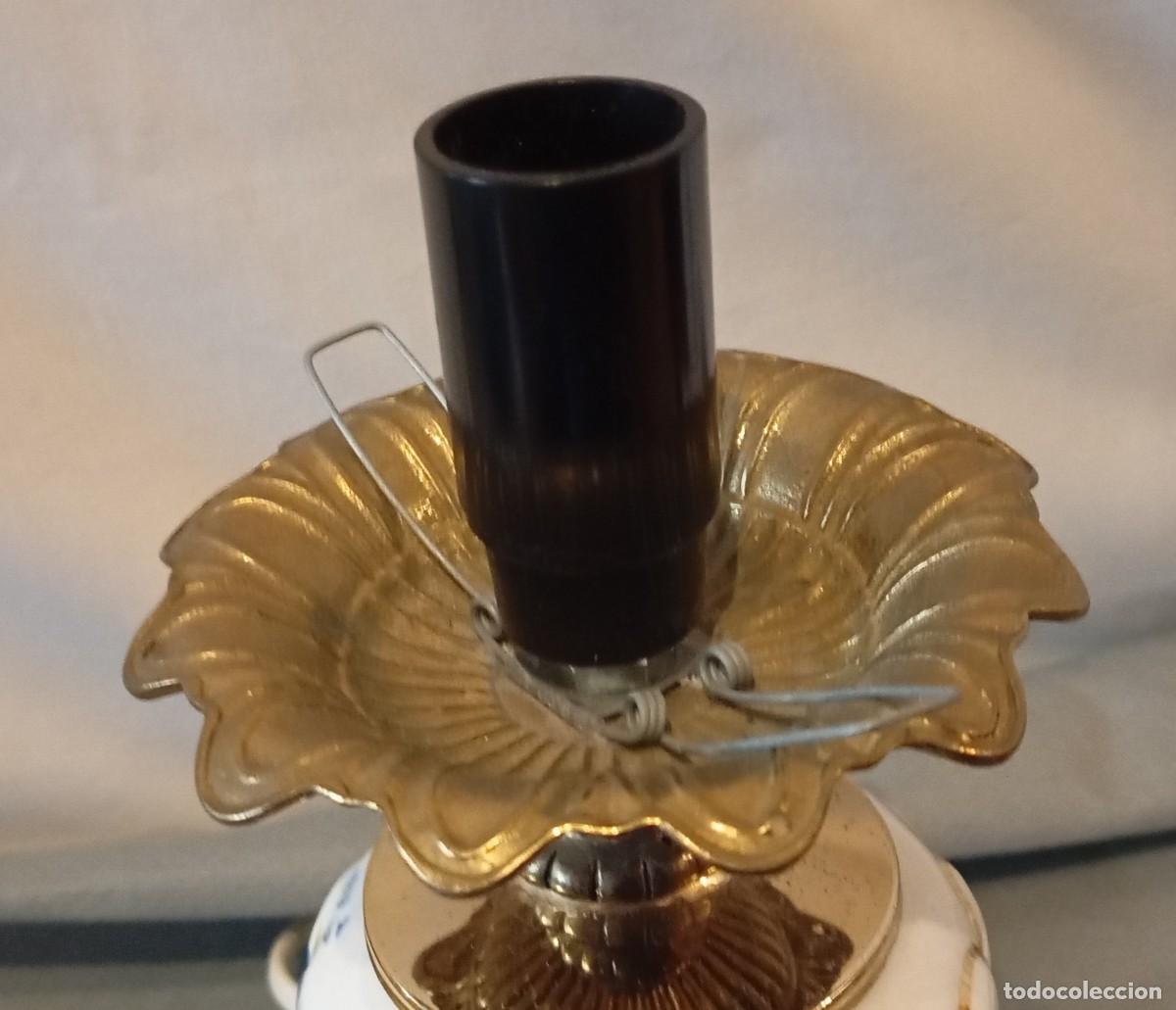 Vintage: L&aacute;mpara de mesa dorada y blanca. - Foto 5