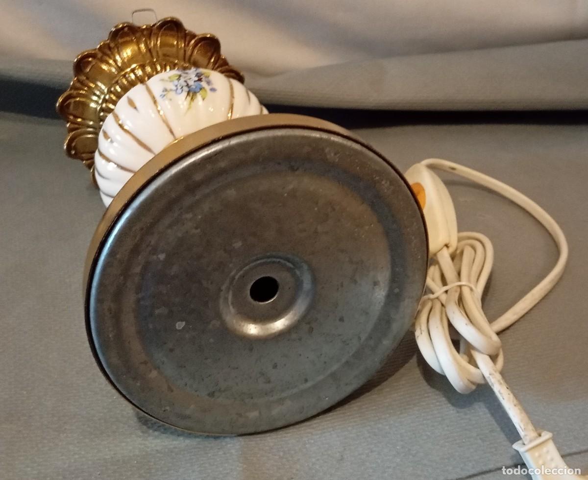 Vintage: L&aacute;mpara de mesa dorada y blanca. - Foto 6