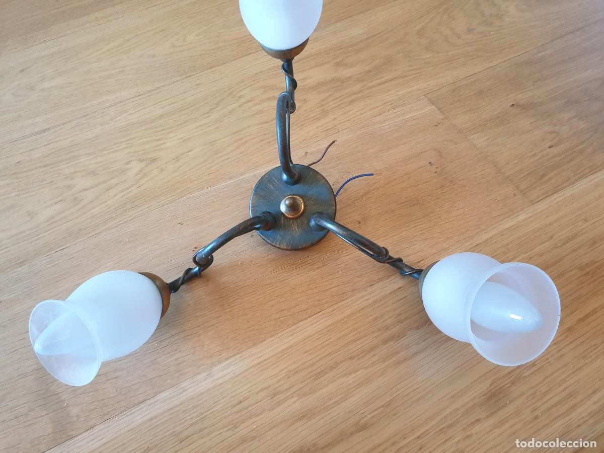 Vintage: LAMPARA DE TECHO DE BRONCE CON 3 TULIPAS BLANCAS - Foto 2