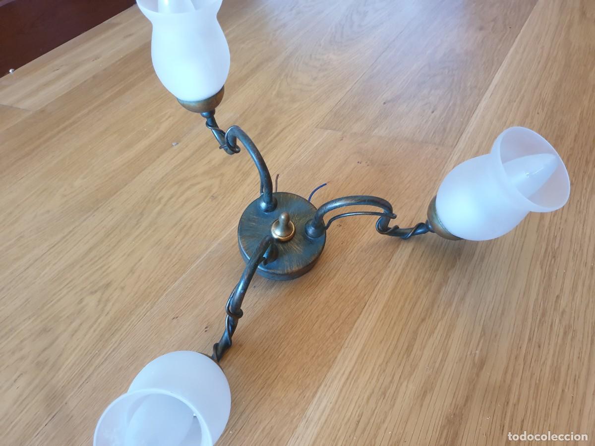 Vintage: LAMPARA DE TECHO DE BRONCE CON 3 TULIPAS BLANCAS - Foto 3