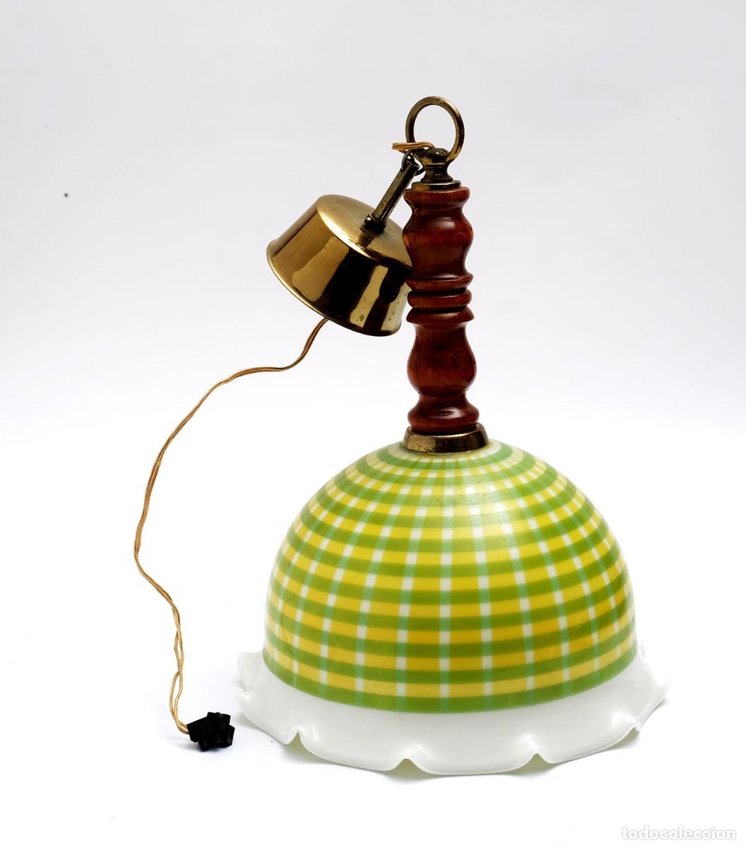 Vintage: L&aacute;mpara de techo vintage de cristal opal y madera - Foto 1