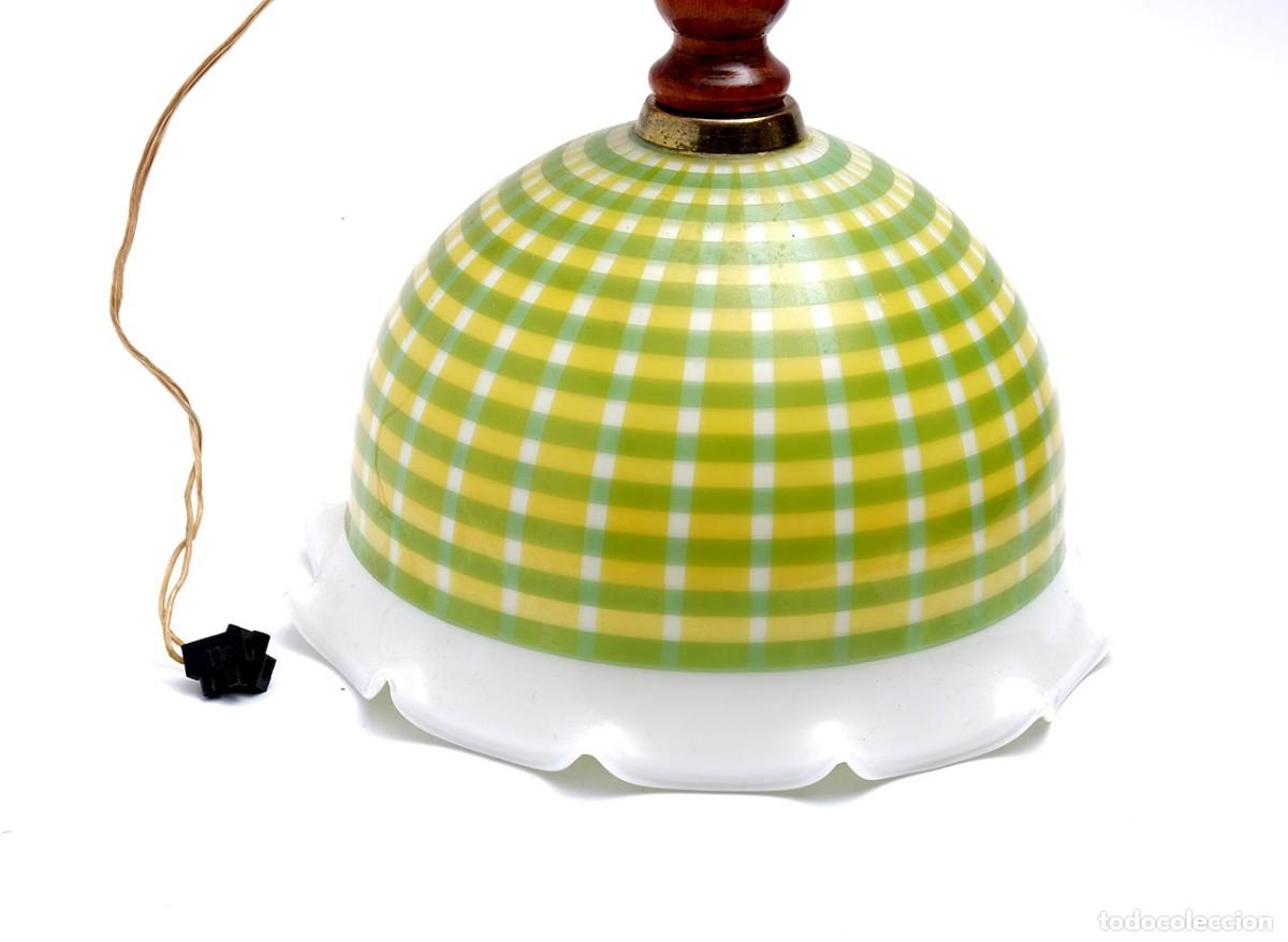 Vintage: L&aacute;mpara de techo vintage de cristal opal y madera - Foto 2