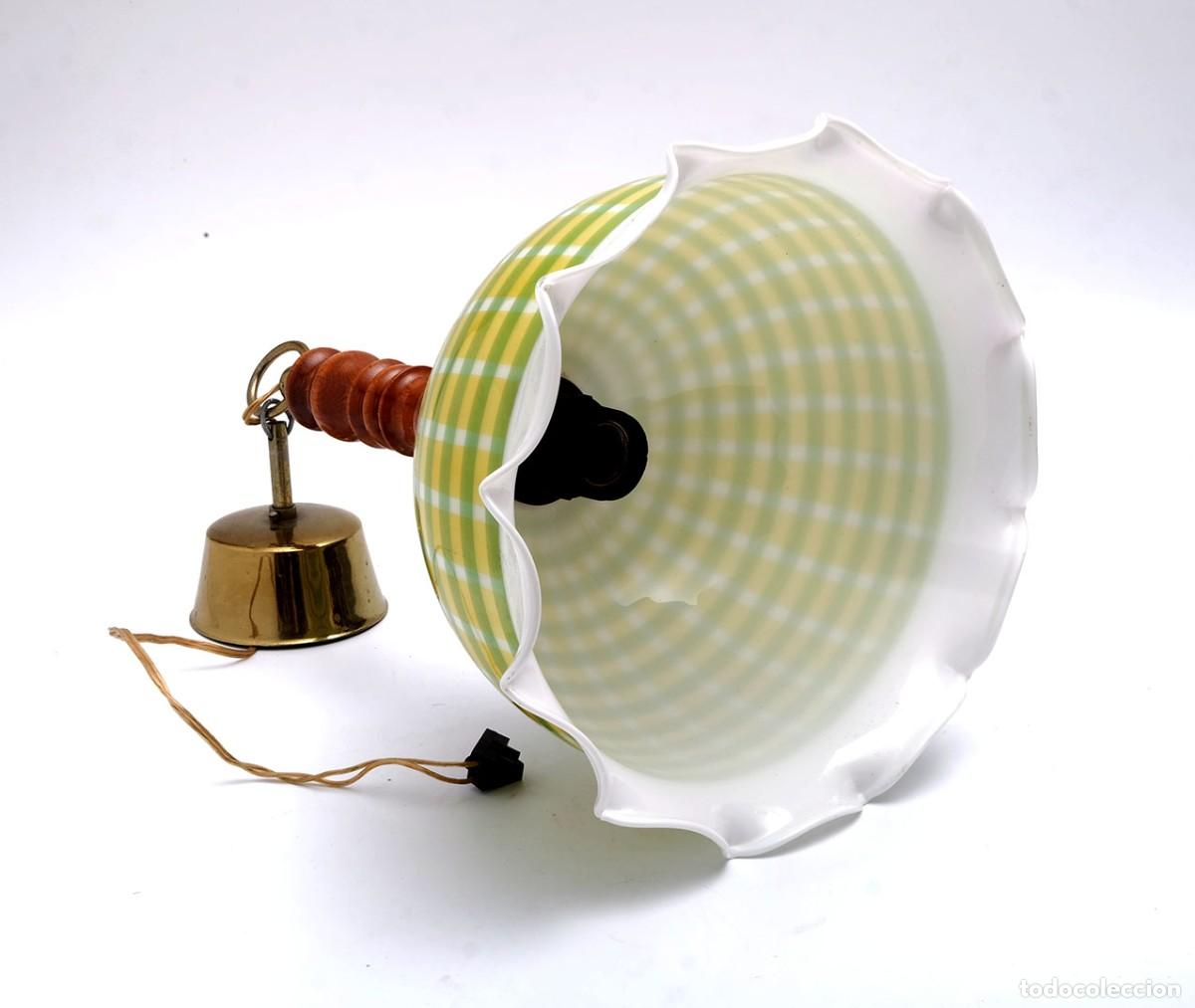 Vintage: L&aacute;mpara de techo vintage de cristal opal y madera - Foto 4