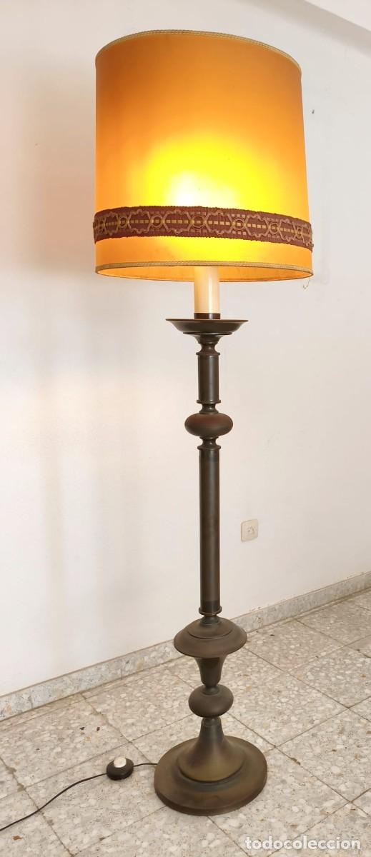 Vintage: L&aacute;mpara de pie antigua de madera - Foto 1