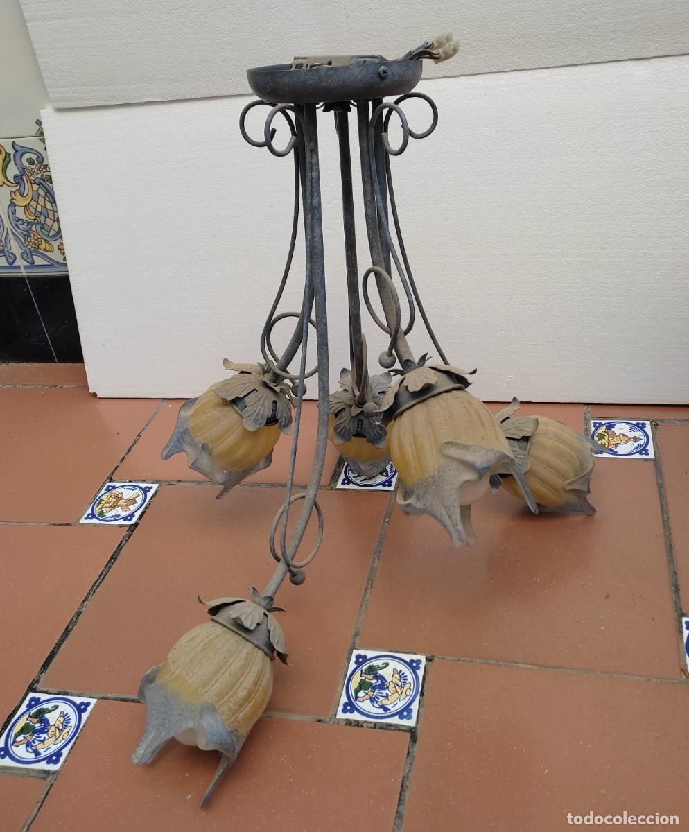 Vintage: lampara de metal de techo con tulipas de cristal forma flor - 5 brazos