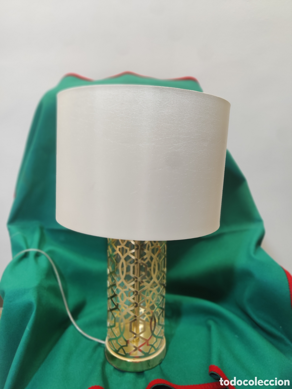 Vintage: Elegante l&aacute;mpara metal calado dorado. Muy decorativa.Dimensiones: Altura 58,5 CM, di&aacute;metro 35