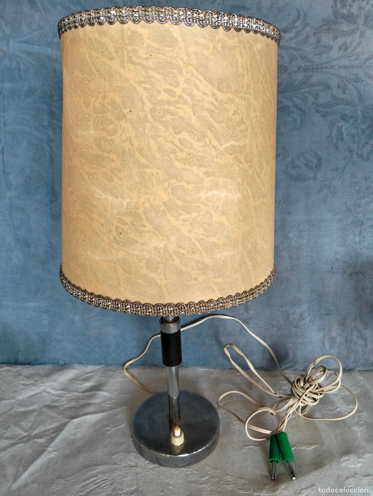 Vintage: L&aacute;mpara de sobremesa decorativa metal plateado pantalla beige antigua o vintage a&ntilde;os 60-70