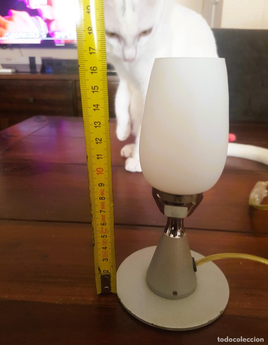 Vintage: L&Aacute;MPARA VINTAGE DE SOBREMESA CON BASE DE METAL Y CRISTAL OPALINO
