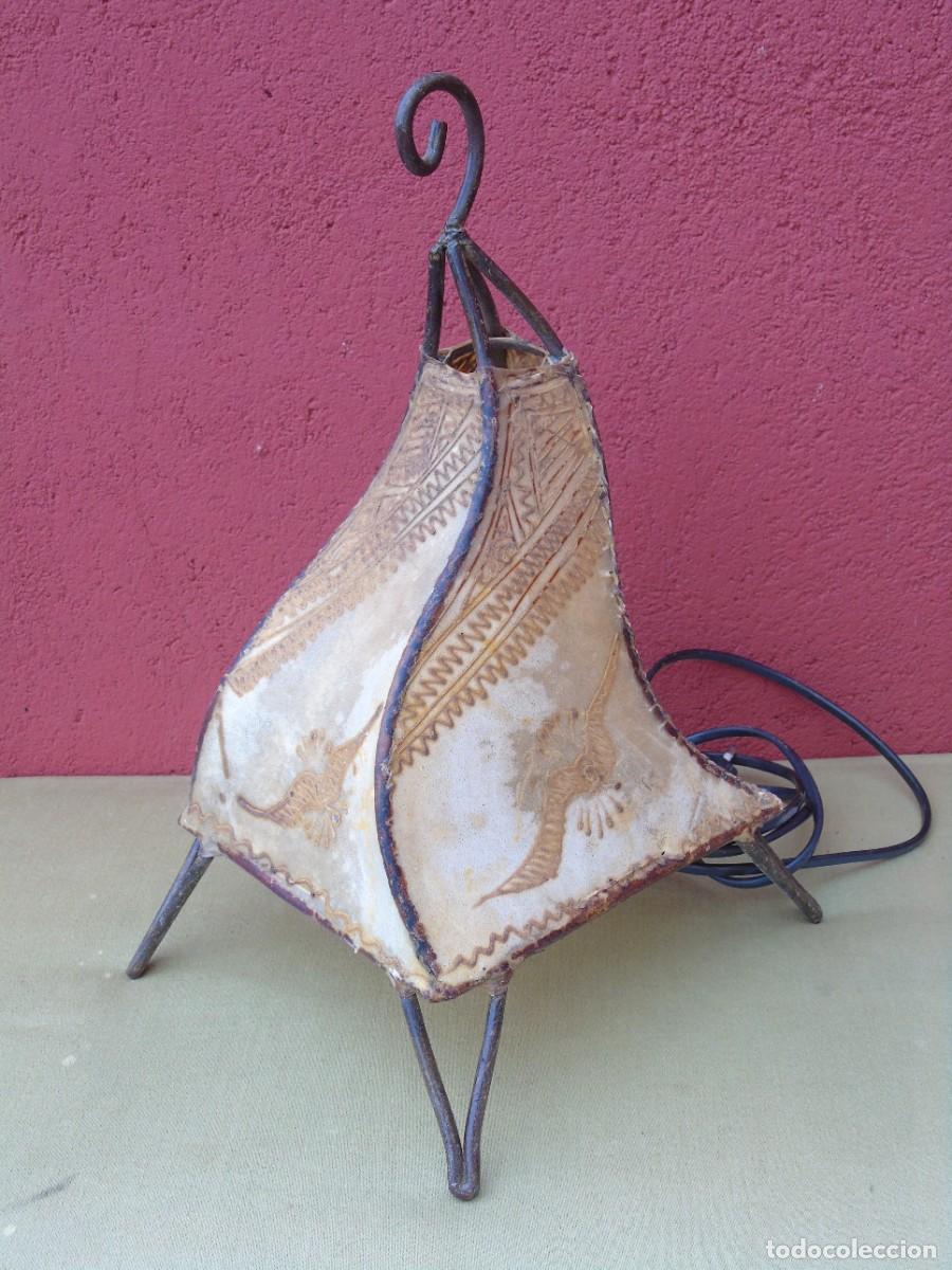 Vintage: LAMPARA DE SOBREMESA DE HIERRO Y PIEL REPUJADA.